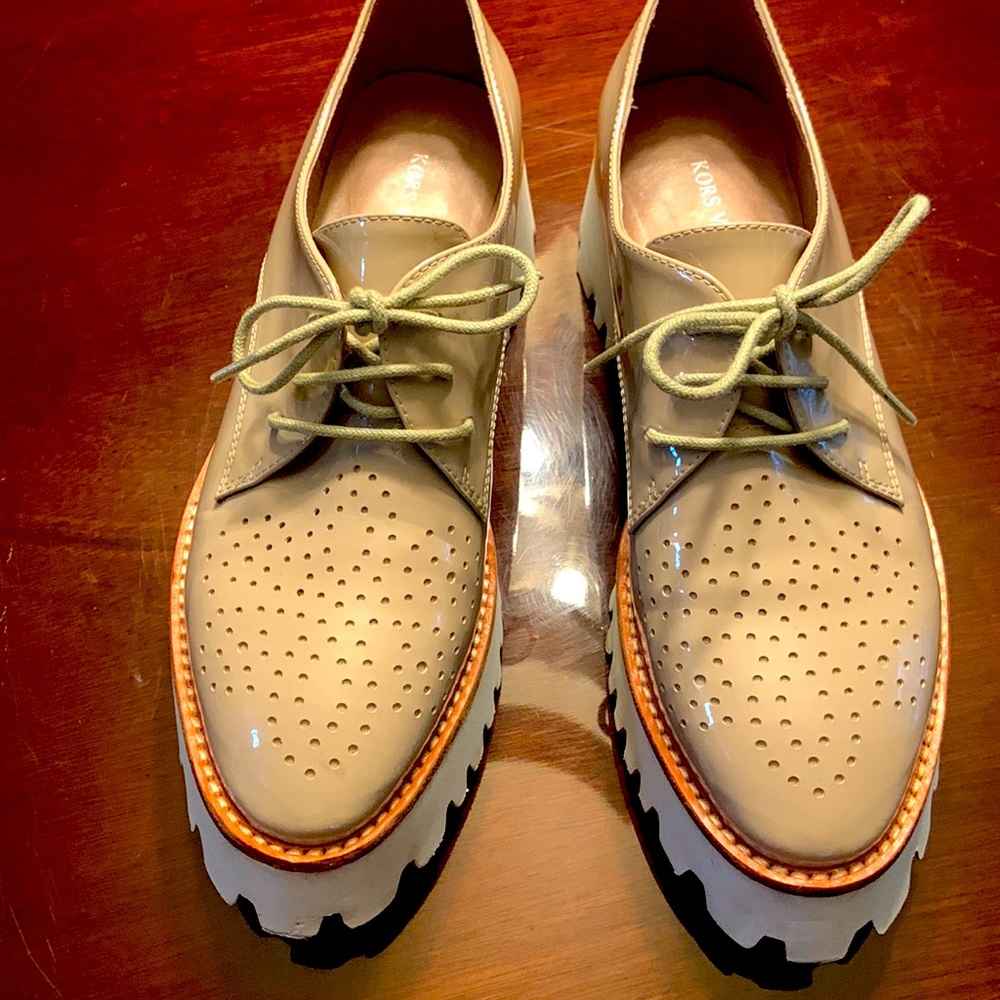 Kors Vigotti lace up beige patent leather shoes